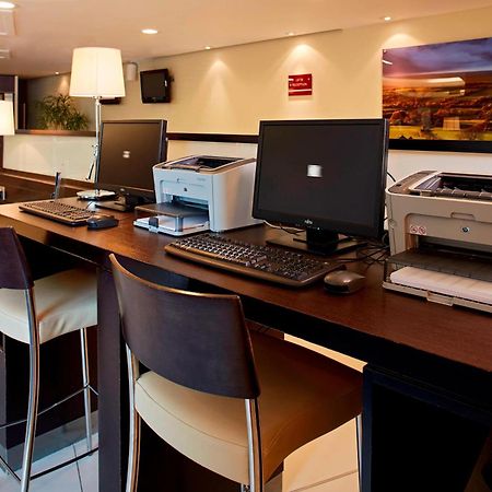 Courtyard By Marriott London Gatwick Airport Ξενοδοχείο Κρόουλι Εξωτερικό φωτογραφία
