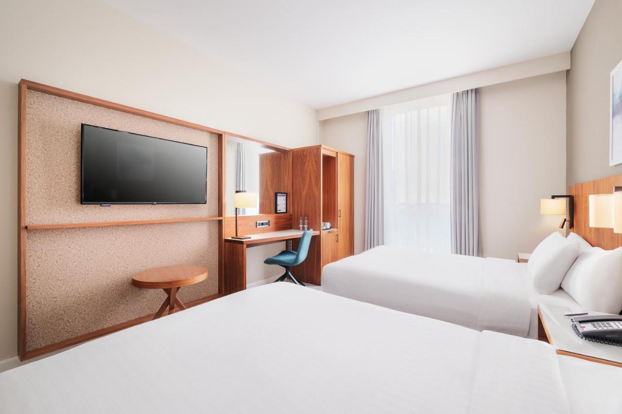 Courtyard By Marriott London Gatwick Airport Ξενοδοχείο Κρόουλι Εξωτερικό φωτογραφία