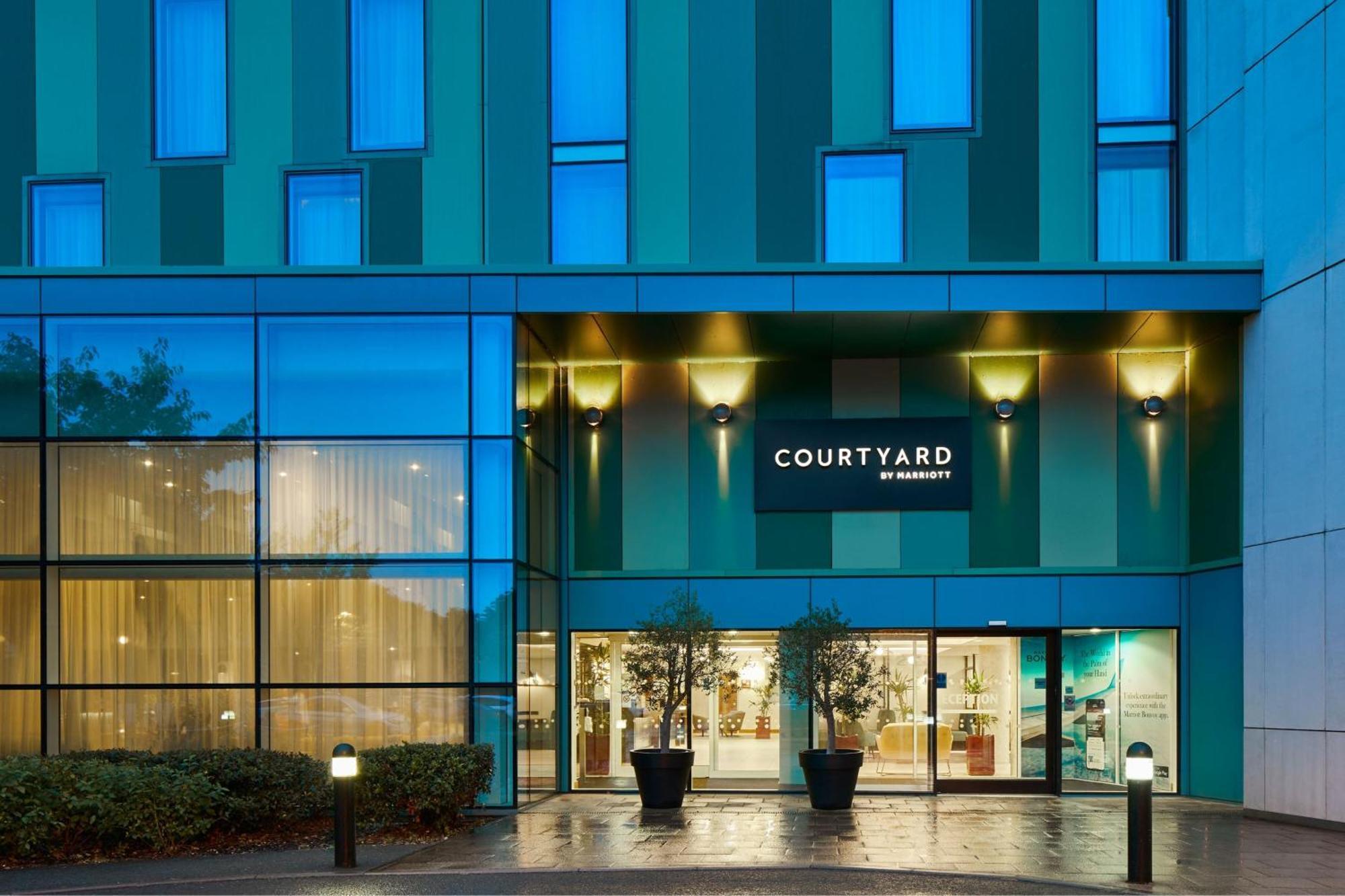 Courtyard By Marriott London Gatwick Airport Ξενοδοχείο Κρόουλι Εξωτερικό φωτογραφία
