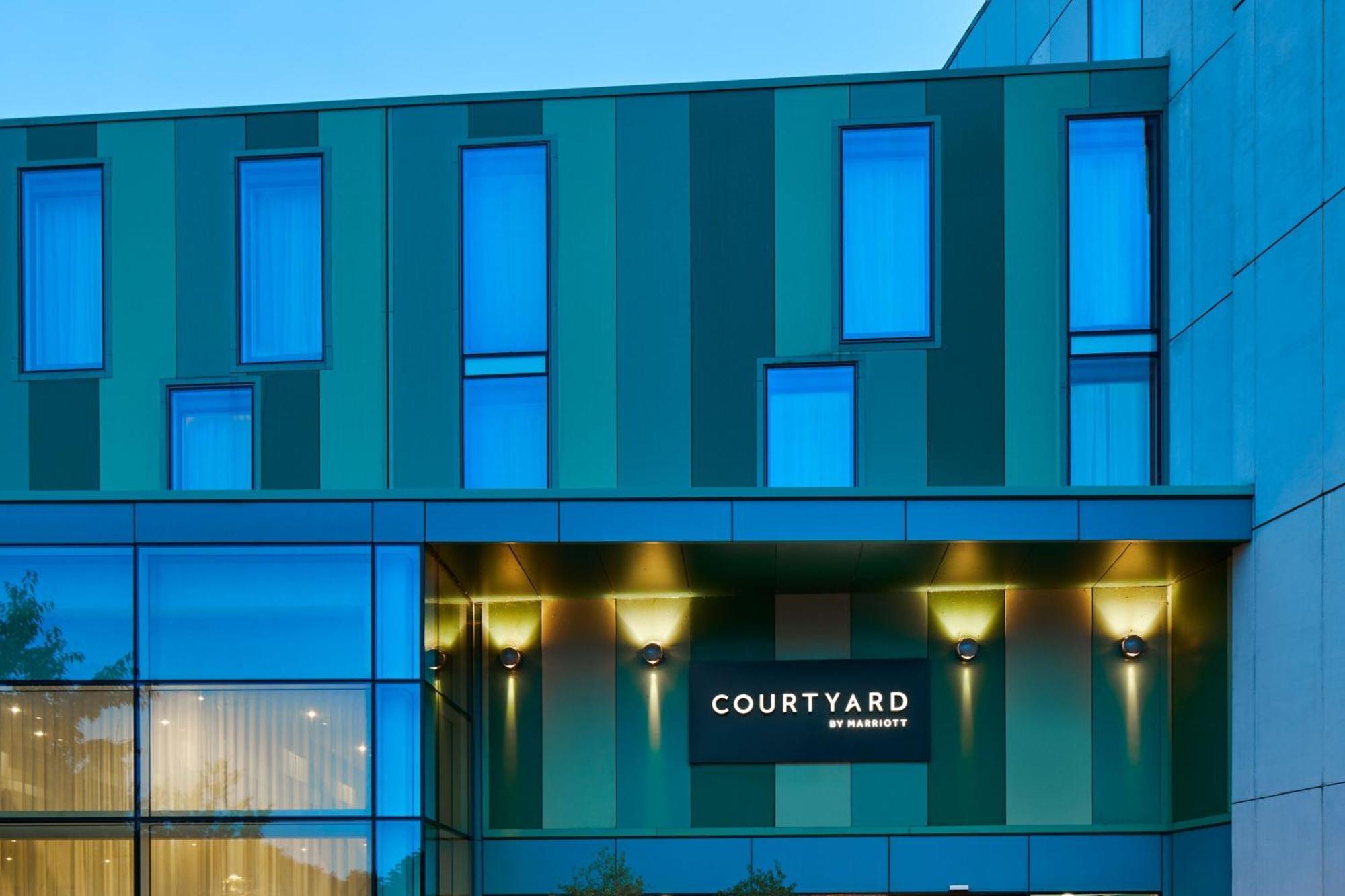 Courtyard By Marriott London Gatwick Airport Ξενοδοχείο Κρόουλι Εξωτερικό φωτογραφία