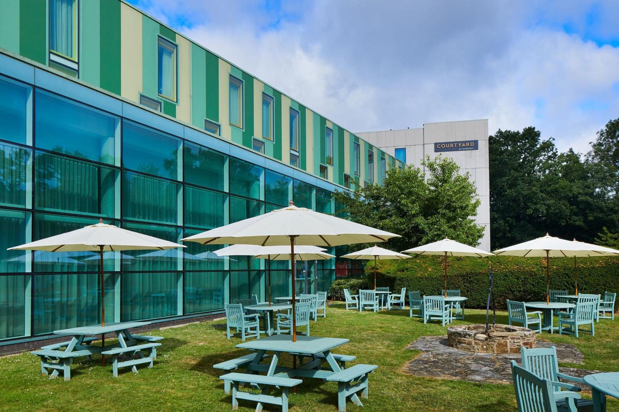 Courtyard By Marriott London Gatwick Airport Ξενοδοχείο Κρόουλι Εξωτερικό φωτογραφία