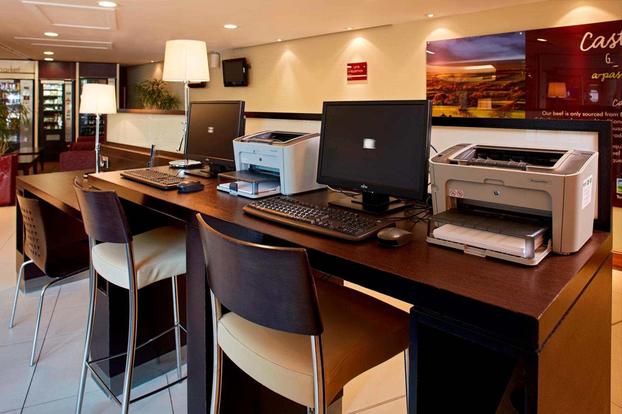 Courtyard By Marriott London Gatwick Airport Ξενοδοχείο Κρόουλι Εξωτερικό φωτογραφία