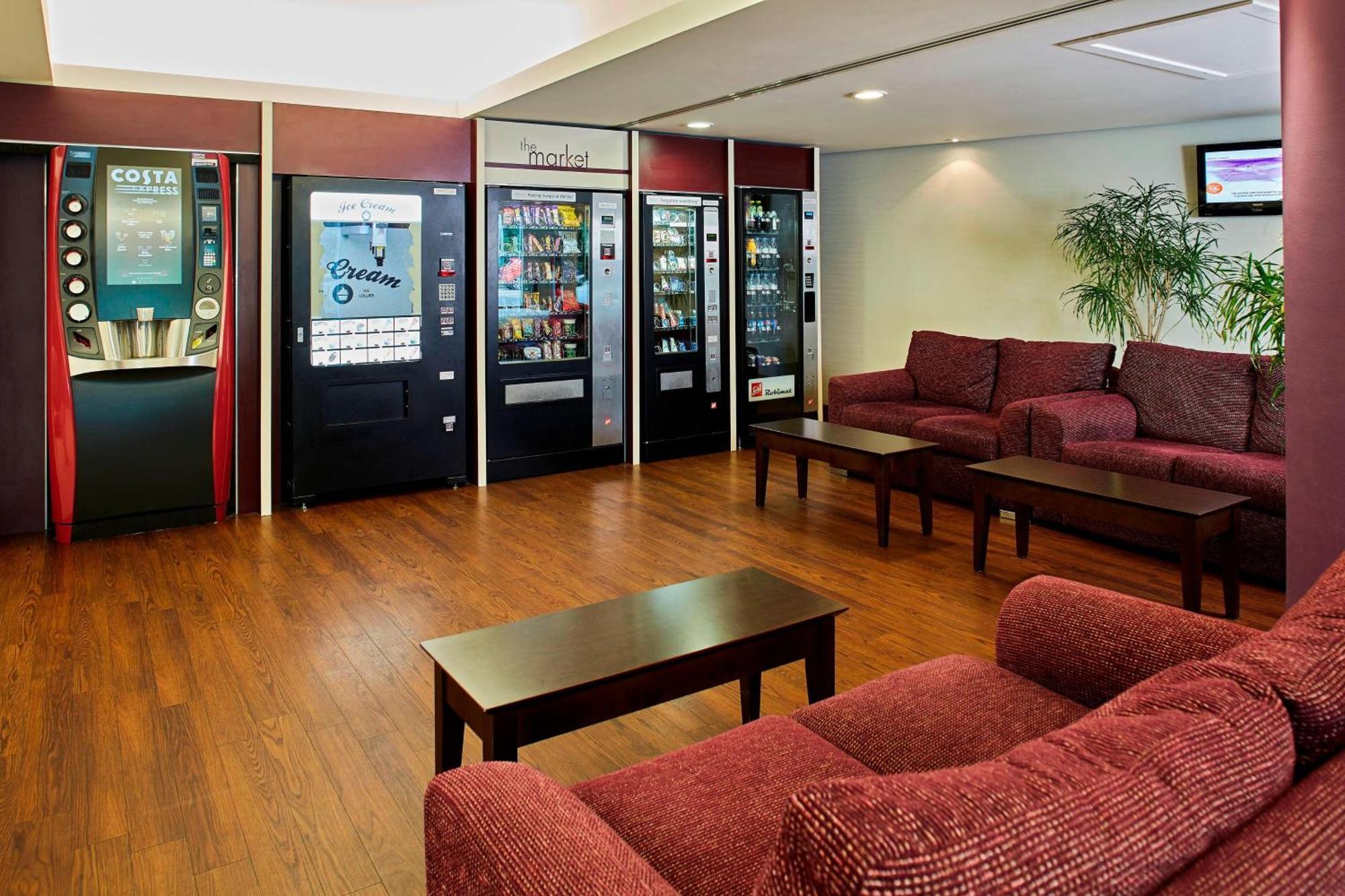 Courtyard By Marriott London Gatwick Airport Ξενοδοχείο Κρόουλι Εξωτερικό φωτογραφία