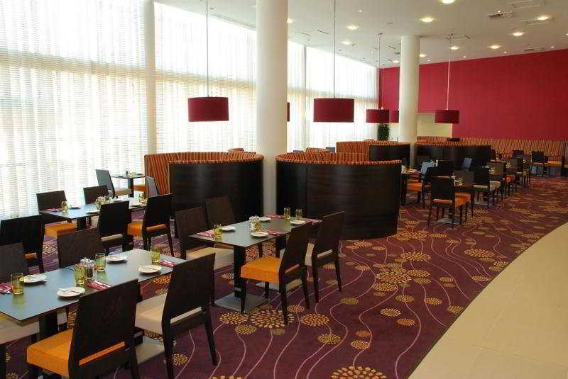 Courtyard By Marriott London Gatwick Airport Ξενοδοχείο Κρόουλι Εστιατόριο φωτογραφία