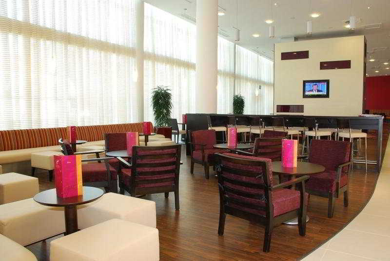 Courtyard By Marriott London Gatwick Airport Ξενοδοχείο Κρόουλι Εστιατόριο φωτογραφία